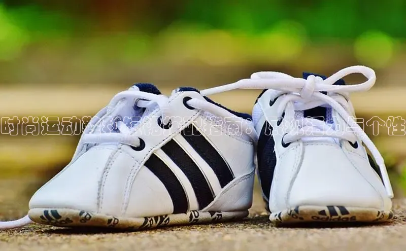 米兰官网首页登录入口哇咔哇咔文化时尚运动鞋和短裙搭配指南：展现活力与个性