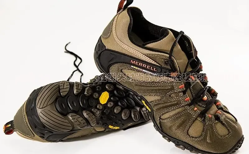 未来潮流：2025年女性街头时尚的标志性硬底黑运动鞋